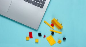 Legosteine neben Laptop, von oben fotografiert.