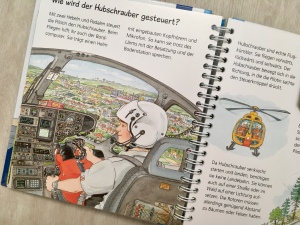 Bild aus Kinderbuch "Der Hubschrauber", das eine Pilotin im Hubschraubercockpit zeigt.