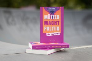 Buchexemplar „Mütter. Macht. Politik“ von Sarah Zöllner und Aura-Shirin Riedel